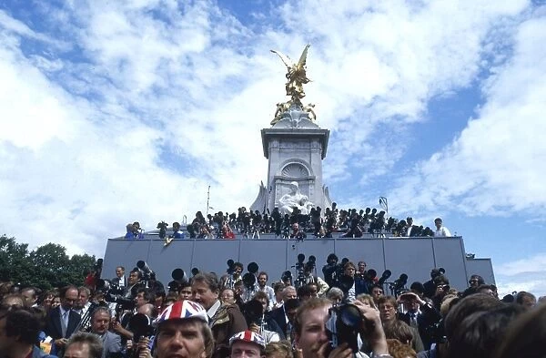 Royal Wedding 1986 - crowds outside Buckingham Palace