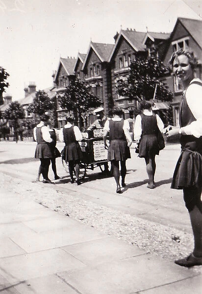 Students and ice cream seller in Warwick Avenue possibly
