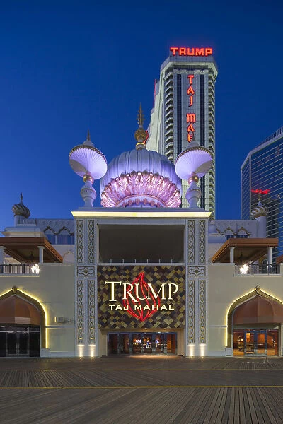USA, New Jersey, Atlantic City, boardwalk and the Trump Taj Mahal Hotel and Casino, dusk