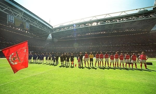 The Arsenal and Chelsea teams line up before the match. Arsenal 2: 0 Chelsea