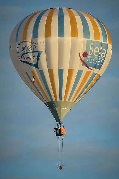 France-Balloon-Trapeze