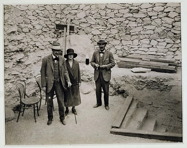 Lord Carnarvons first visit to the Valley of the King s: Lord Carnarvon (1866-1923), Lady Evelyn Herbert, his daughter and Howard Carter (1874-1939) at the entrance to the Tomb of Tutankhamun, 1922 (gelatin silver print)