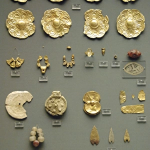Mycenaean art. Set of gold pieces among which eight rosettes