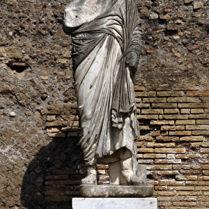Ostia Antica. Forum. Statue