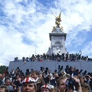 Royal Wedding 1986 - crowds outside Buckingham Palace