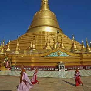 Nun, Shwemawdaw Pagoda, Bago (Pegu), Myanmar (Burma), Asia