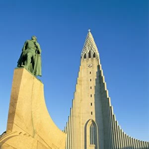 Statue of Liefur Eiriksson and the Hallgrimskikja church