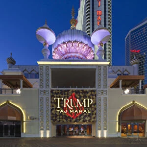 USA, New Jersey, Atlantic City, boardwalk and the Trump Taj Mahal Hotel and Casino, dusk