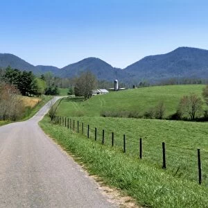 USA, North Carolina, Asheville. A winding road leads to an isolated farm in the hills
