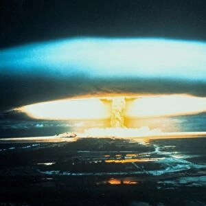 150-megaton thermonuclear explosion, Bikini Atoll, l March 1854. Unexpected spread