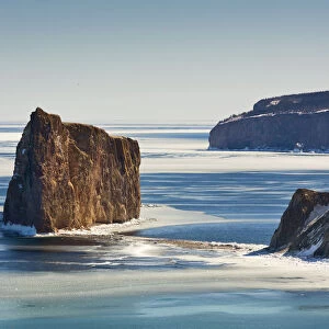 Perce rock, cape Mont-Joli and Bonaventure Island in winterture et le golfe du Saint-Laurent