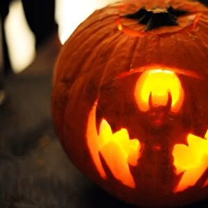 Us-Halloween-Pumpkin Carving