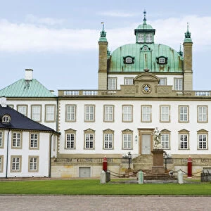 Fredensborg Castle, built 1719-22 (photo)