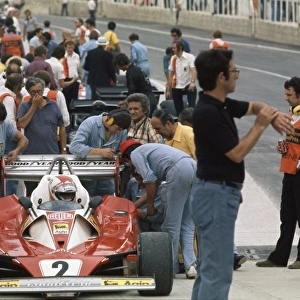 Brands Hatch, England. 16th - 18th July 1976: Clay Regazzoni, Disqualified, in the pits before the start of the race, whilst Mauro Forghieri looks at his watch