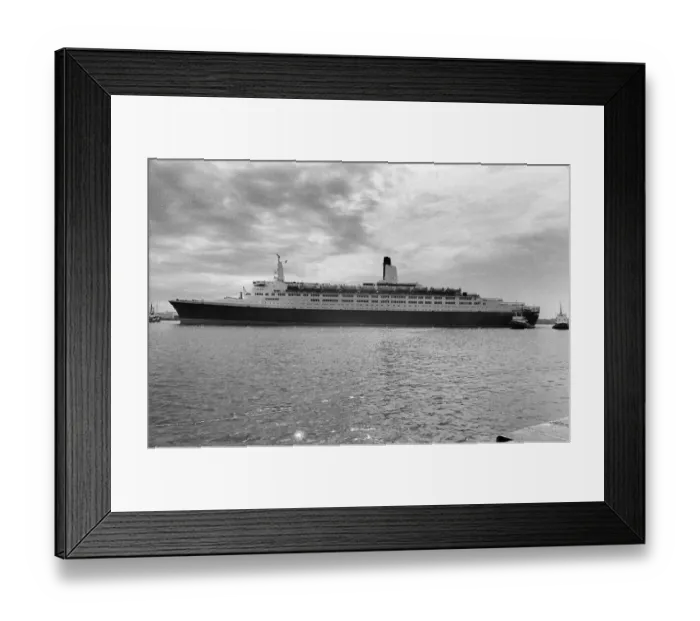 Framed Print : Queen Elizabeth Ii-Cruiser Framed Print : Queen Elizabeth Ii-Cruiser