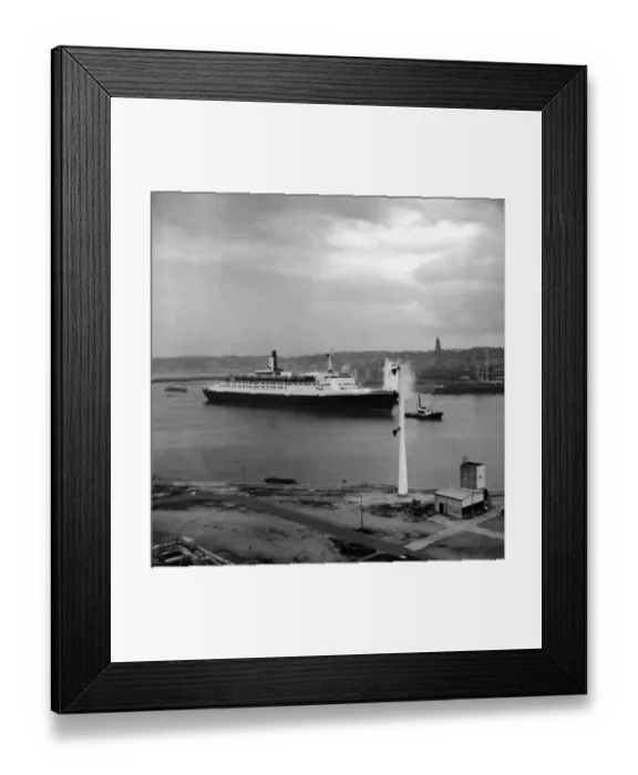 Framed Print : United Kingdom-Liner Queen Elizabeth 2