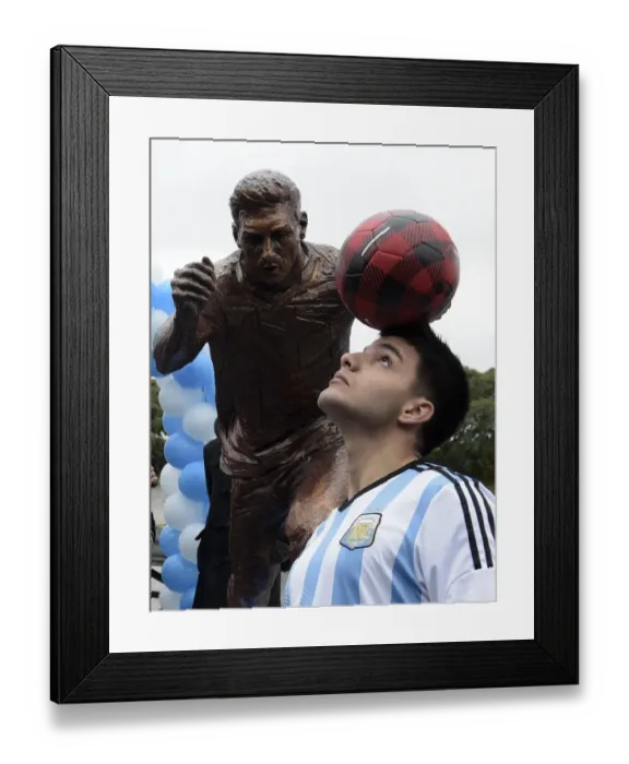 Framed Print : Fbl-Argentina-Messi-Sculpture Framed Print : Fbl-Argentina-Messi-Sculpture