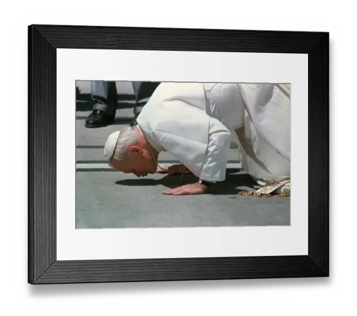 Framed Print : New Zealand-Pope Kisses the Ground Framed Print : New Zealand-Pope Kisses the Ground