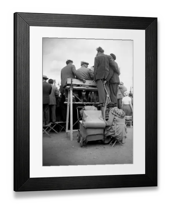Framed Print : Auto-Le Mans-Spectators Framed Print : Auto-Le Mans-Spectators