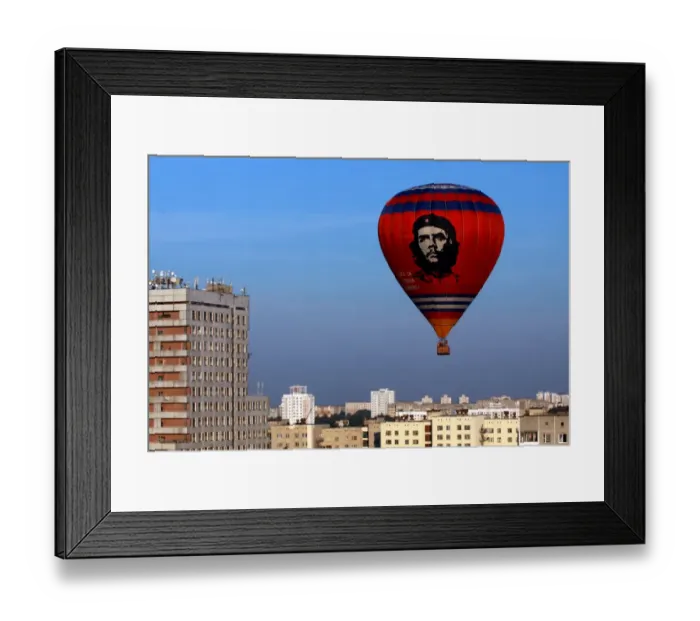 Framed Print : A hot-air balloon showing a portrait of Argentinian Marxist revolutionary Ernesto