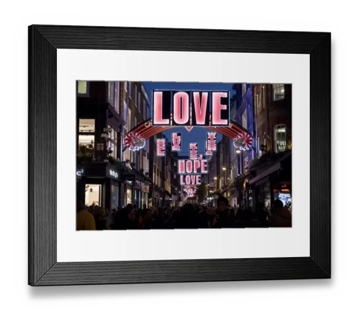 Framed Print : Britain-Economy-Retail-Chrtistmas Framed Print : Britain-Economy-Retail-Chrtistmas
