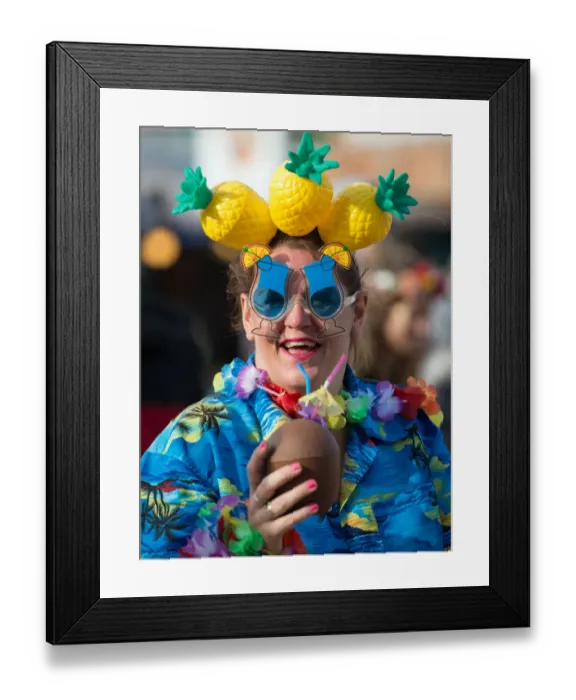 Framed Print : Glastonbury music festival - Day 2 Framed Print : Glastonbury music festival - Day 2