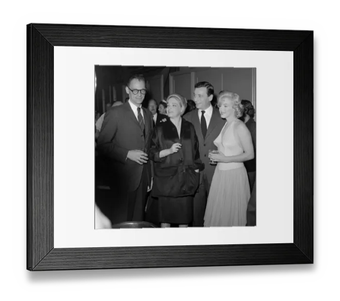 Framed Print : Marilyn Monroe, Arthur Miller, Yves Montand and Simone Signoret share a joke Framed Print : Marilyn Monroe, Arthur Miller, Yves Montand and Simone Signoret share a joke