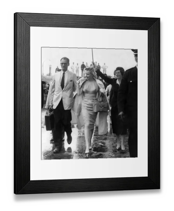 Framed Print : Marilyn Monroe and Arthur Miller Arrive at London Airport