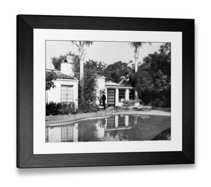 Framed Print : Policeman Standing Outside Marilyn Monroes House
