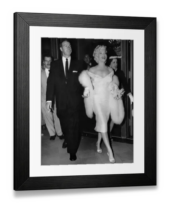 Framed Print : Marilyn Monroe with her husband Joe DiMaggio Framed Print : Marilyn Monroe with her husband Joe DiMaggio