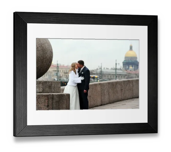 Framed Print : A newly married couple kisses in St. Petersburg on February 14, 2014 Framed Print : A newly married couple kisses in St. Petersburg on February 14, 2014