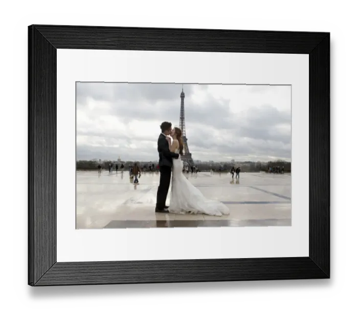 Framed Print : A Chinese maried couple kisses each other in front of the Eiffel tower on February 25