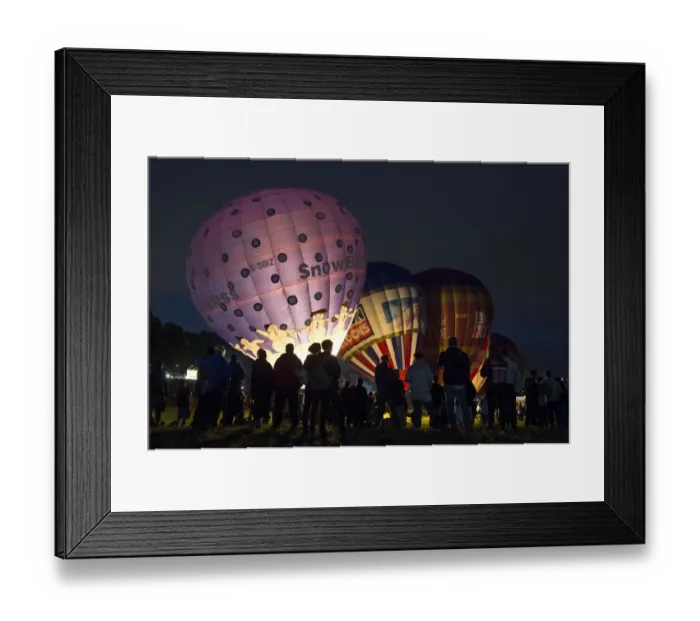 Framed Print : Britain-Lifestyle-Leisure-Balloon Framed Print : Britain-Lifestyle-Leisure-Balloon