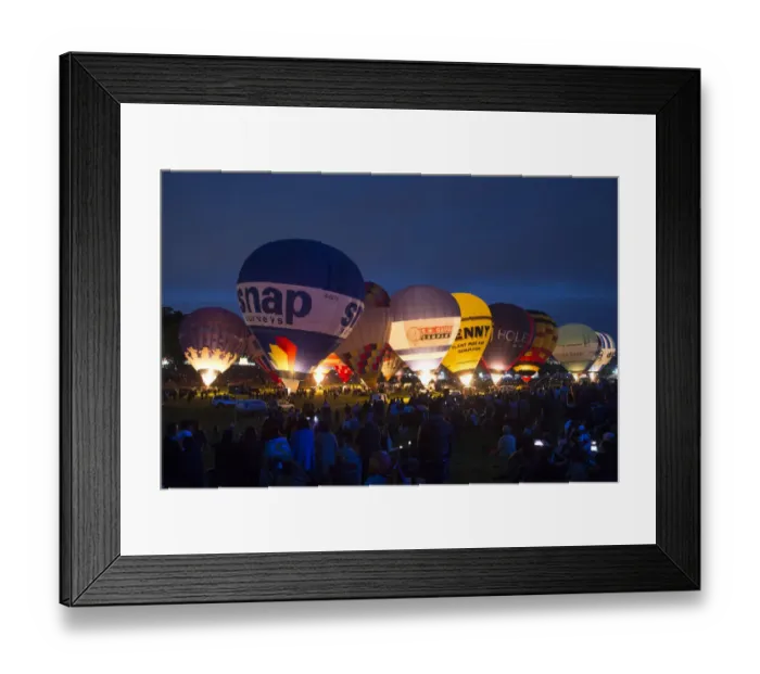 Framed Print : Britain-Lifestyle-Leisure-Balloon Framed Print : Britain-Lifestyle-Leisure-Balloon