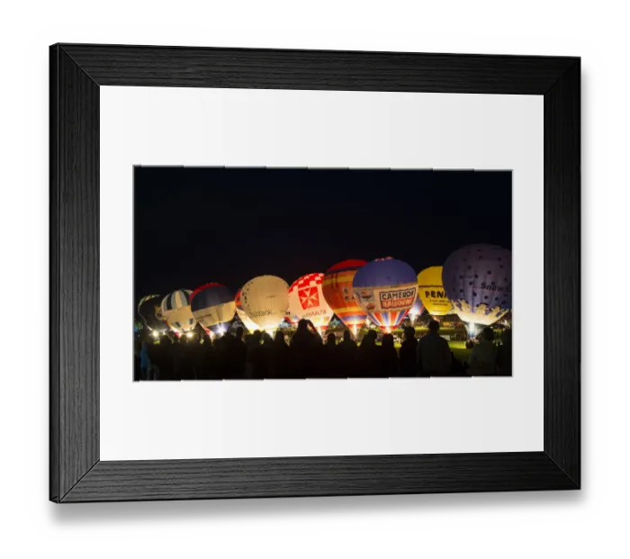 Framed Print : Britain-Lifestyle-Leisure-Balloon Framed Print : Britain-Lifestyle-Leisure-Balloon