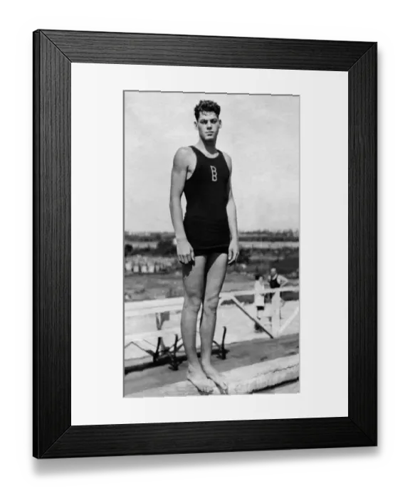 Framed Print : Johnny Weissmuller Standing-up on the Edge of a Swimming-pool Framed Print : Johnny Weissmuller Standing-up on the Edge of a Swimming-pool