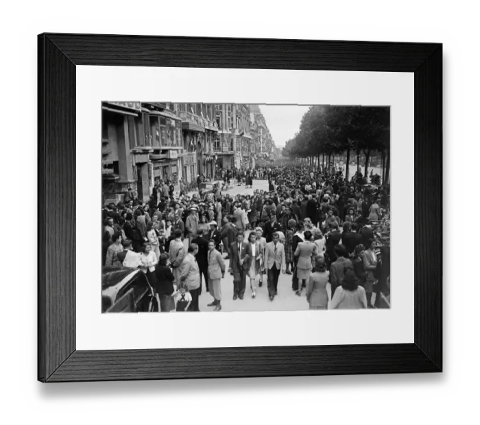 Framed Print : France-Paris-Daily Life-Cinema Framed Print : France-Paris-Daily Life-Cinema
