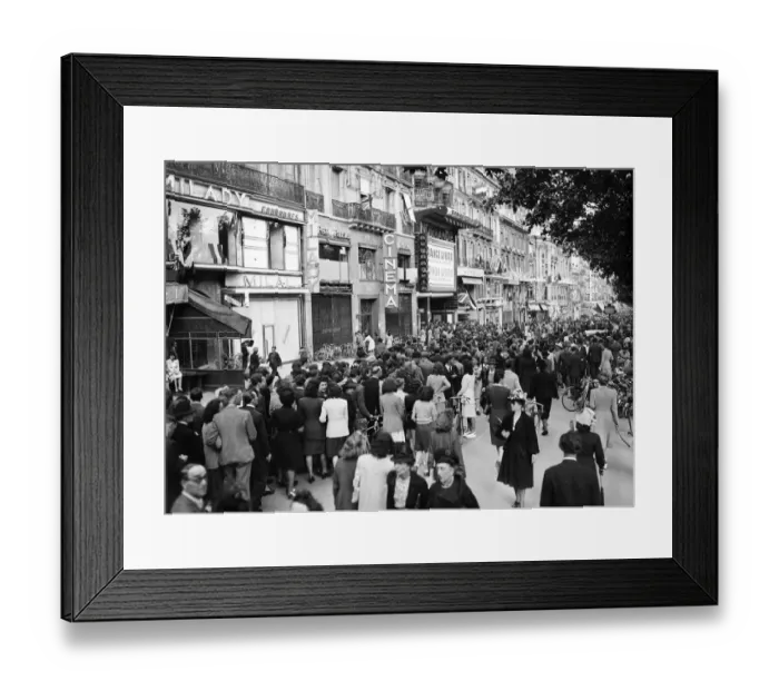 Framed Print : France-Paris-Daily Life-Cinema
