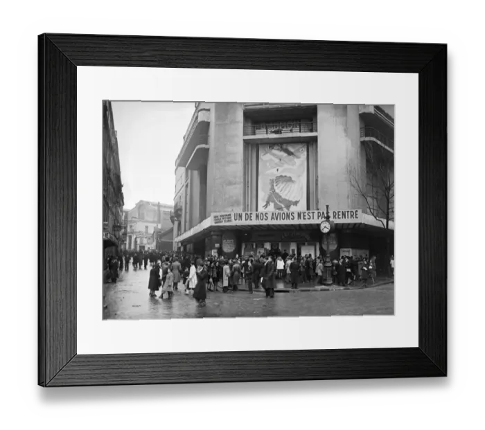 Framed Print : France-Paris-Daily Life-Cinema