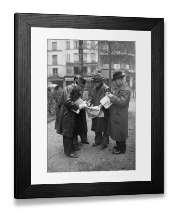Framed Print : France-Paris-Newspapers Framed Print : France-Paris-Newspapers