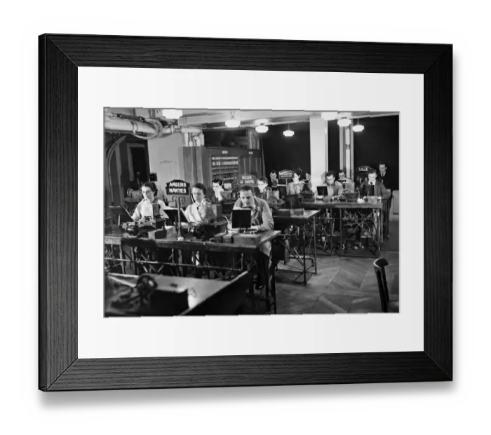 Framed Print : France-Media-News-Havas