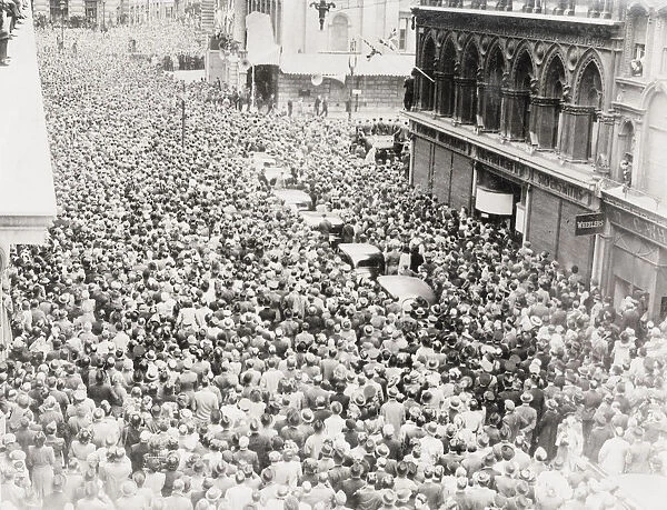 WW II crowds outside The Mansion House, London