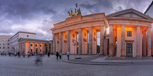 View of Brandenburg Gate at dusk, Pariser Square, Unter den Linden, Berlin, Germany, Europe