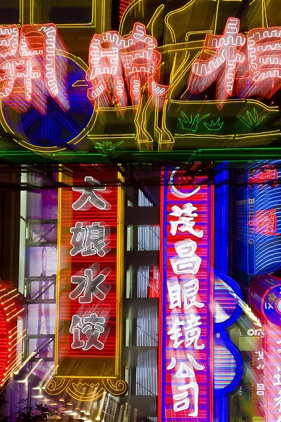 China, Shanghai, the neon lights of Shanghais main shopping street, Nanjing Donglu