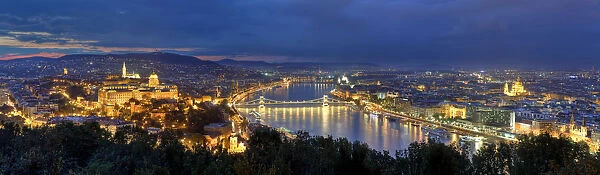 Hungary, Budapest, Castle District, Royal Palace and Chain Bridge over River Danube