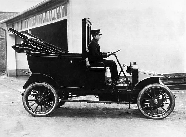 TAXI, 1906. A French Renault taxi, type AG1, 1906
