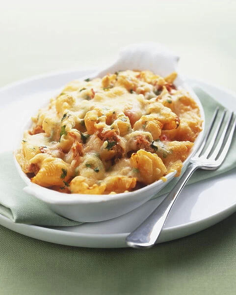 Pasta bake with tuna, topped with cheese