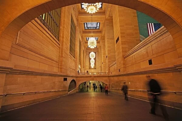 USA, New York, Manhattan, Grand Central Terminal, people walking through corridor