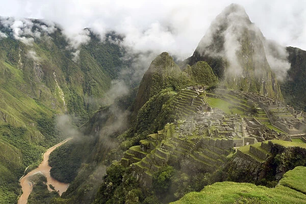 Inca ruins at Machu Picchu, UNESCO World Heritage Site, with clouds and the Urubamba River, Urubamba Valley, Andes, Peru