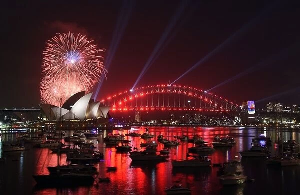 Australia-New-Yeaar. A family fireworks illuminates the sky above the iconic